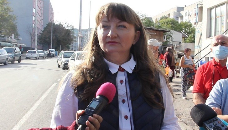 Социалният министър Деница Сачева коментира още, че ще се даде възможност на хората, които са изпуснали срока от 5 години преди пенсиониране, да си прехвърлят парите от втория пенсионен стълб в НОИ