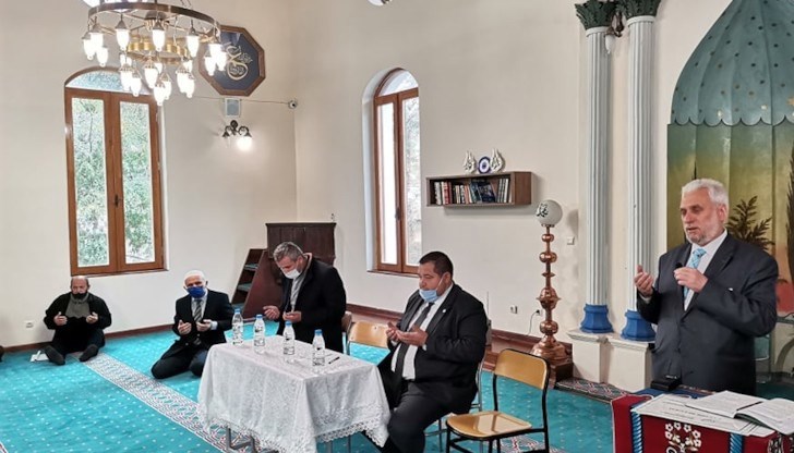 Преди приключване на заседанието бяха връчени благодарствени грамоти за принос за развитието на религиозния живот в района