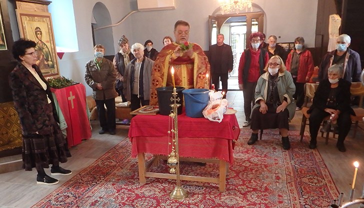 Пред олтара в храма се събраха много жители на населеното място, за да почетат светеца