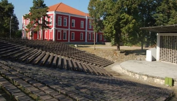 Летният театър е построен през 1961 година, като тогава са били унищожени или покрити с бетон повече от 1000 кв. м площ от територията на римската крепост Летният театър е построен през 1961 година, като тогава са били унищожени или покрити с бетон повече от 1000 кв. м площ от територията на римската крепост