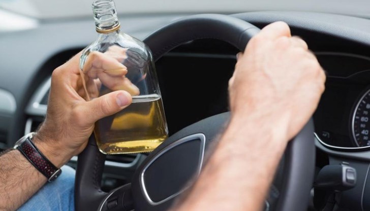 59 -годишният шофьор бил спрян от полицаите, като имал некоординирани движения, трудно стоял прав, подпирал се на вратата на колата, за да не падне 59 -годишният шофьор бил спрян от полицаите, като имал некоординирани движения, трудно стоял прав, подпирал се на вратата на колата, за да не падне