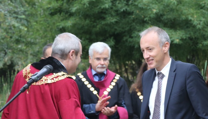 Още сведмица-две в МОН ще мислят за това извинените отсъствия на учениците по домашни причини да бъдат увеличени от 3 на 15 дни Още сведмица-две в МОН ще мислят за това извинените отсъствия на учениците по домашни причини да бъдат увеличени от 3 на 15 дни