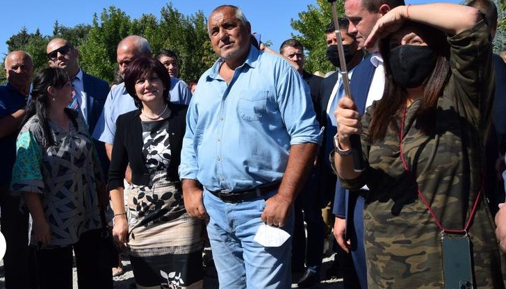 За разлика от традиционното купуване на гласове, при което селският кмет си плаща кебапчетата от собствения джоб, в нашия случай управляващите разчитат да си платят масрафа от общите пари За разлика от традиционното купуване на гласове, при което селският кмет си плаща кебапчетата от собствения джоб, в нашия случай управляващите разчитат да си платят масрафа от общите пари