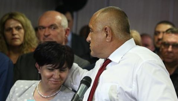 Мила целувка и извинение след грубата обида за госпожата от Кърджали...