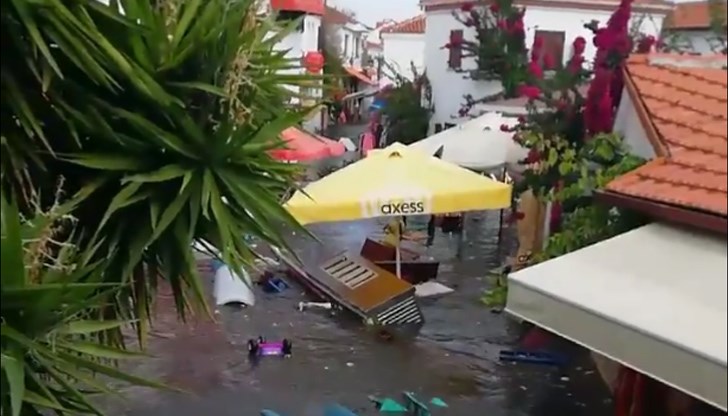 Кадри в социалните мрежи показват наводнените улици на града