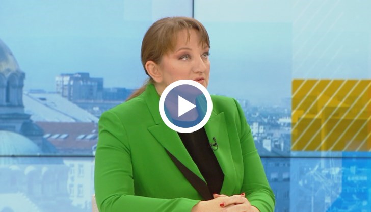 "Увеличаването на пенсиите, минималната заплата и учителските заплати са част управленската програма и не са изненада. Няма нищо предизборно", обясни министър Сачева