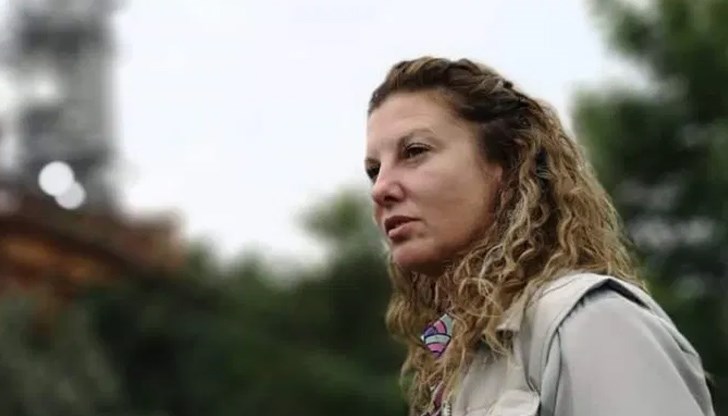 "Клиентът" - прегърбен и тих, е готов да му пробутат всичко, защото вярва, че му излиза по-евтино. Готов е да бъде унижаван, отново заради илюзията, че си струва