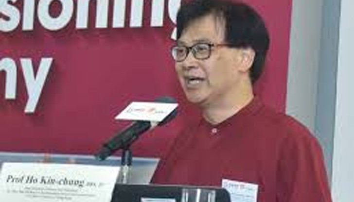 Изплаквайте устата си със солената вода.  Тя ще стабилизира s-протеина на повърхността на вируса, което затруднява прикрепянето му към лигавиците