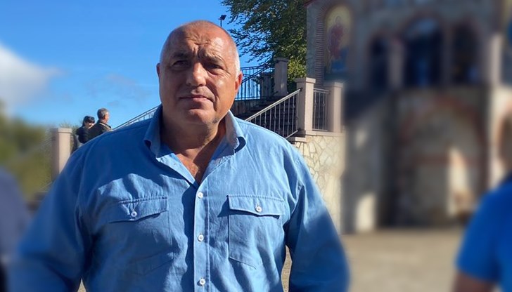 Дали да не съберем пари да му купим още ризи, или да му пратим втора употреба Дали да не съберем пари да му купим още ризи, или да му пратим втора употреба