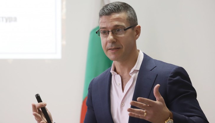 "Има много по-важна работа, а тя е наистина БНР да стане обществено радио", каза Балтаков, след като обяви решението си да оттегли оставката си "Има много по-важна работа, а тя е наистина БНР да стане обществено радио", каза Балтаков, след като обяви решението си да оттегли оставката си