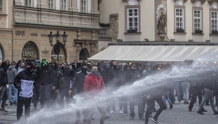 Днес в протеста много от демонстрантите нямаха маски, а броят им, според полицията, е превишавал 500 души Днес в протеста много от демонстрантите нямаха маски, а броят им, според полицията, е превишавал 500 души