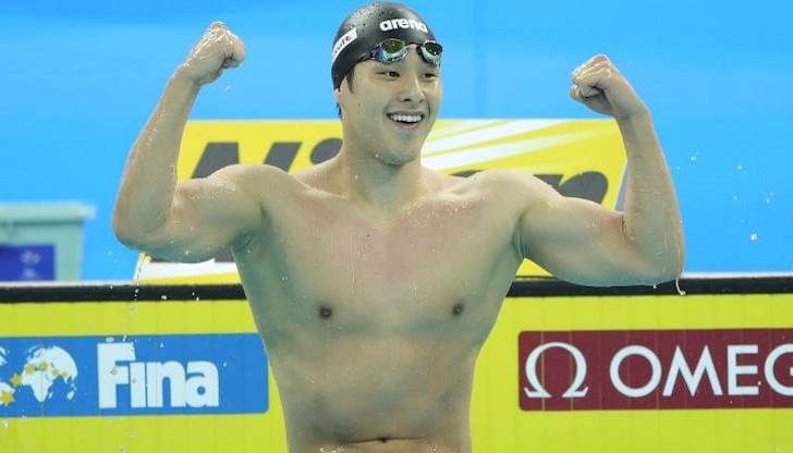 Четирикратният световен шампион бе хванат да изневерява на съпругата си, което се превърна в сериозен светски скандал в Япония, предвид популярността на плувеца