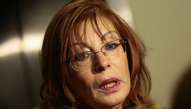 Ченалова:"Формално облечен във власт, Борисов съществува само в джипката от време на време. Показаха му, че е на прицел /снимките и записите/ и че нуждата от него е временна, а послушанието - условие за качеството и продължителността на политическият му /а може би не само/ живот" Ченалова:"Формално облечен във власт, Борисов съществува само в джипката от време на време. Показаха му, че е на прицел /снимките и записите/ и че нуждата от него е временна, а послушанието - условие за качеството и продължителността на политическият му /а може би не само/ живот"