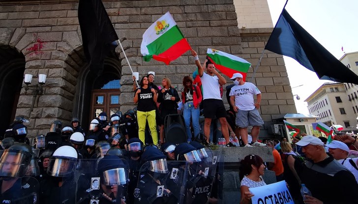 Властта ти е стъпила на врата и те души, така както коронавирусът души бизнеса ти Властта ти е стъпила на врата и те души, така както коронавирусът души бизнеса ти