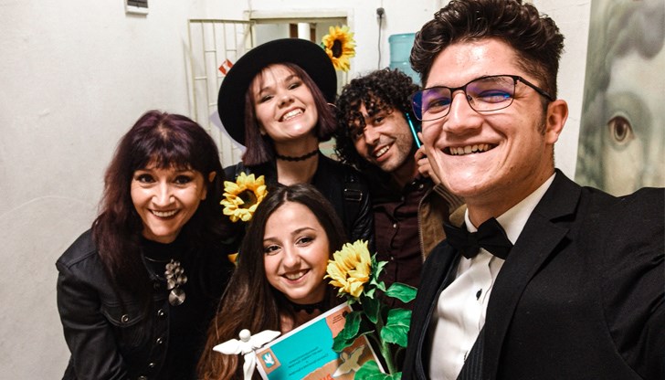 Русенските кукленици получиха признание за дебютния им спектакъл “Вълкът и седемте козлета” Русенските кукленици получиха признание за дебютния им спектакъл “Вълкът и седемте козлета”