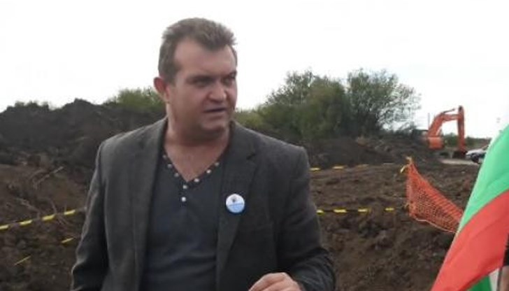 Лидерът Георги Георгиев пита редица въпроси на работещите на обекта, но не получава отговор Лидерът Георги Георгиев пита редица въпроси на работещите на обекта, но не получава отговор