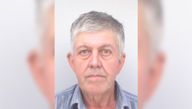 На лявото си рамо мъжът има татуировка, изобразяваща жена