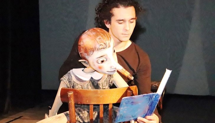 Веднага след официалното откриване на експозицията, което е насрочено за 18:00 довечера пред публика ще бъде представен и спектакъла „Пинокио“ по Карло Колоди Веднага след официалното откриване на експозицията, което е насрочено за 18:00 довечера пред публика ще бъде представен и спектакъла „Пинокио“ по Карло Колоди