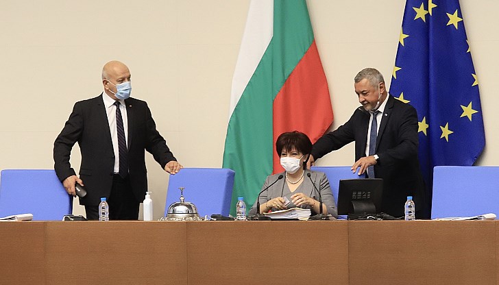 Ако ще скача от някоя канара, колегите ѝ депутати би трябвало да я последват