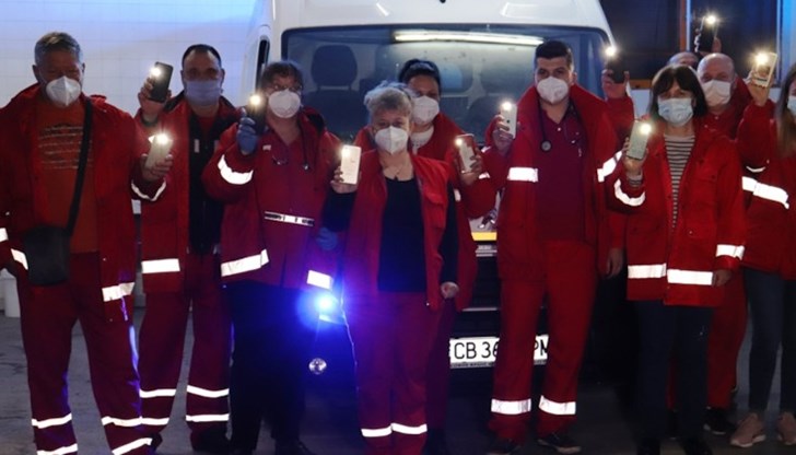 Медиците в Русе излязоха със запалени светлини на телефоните си