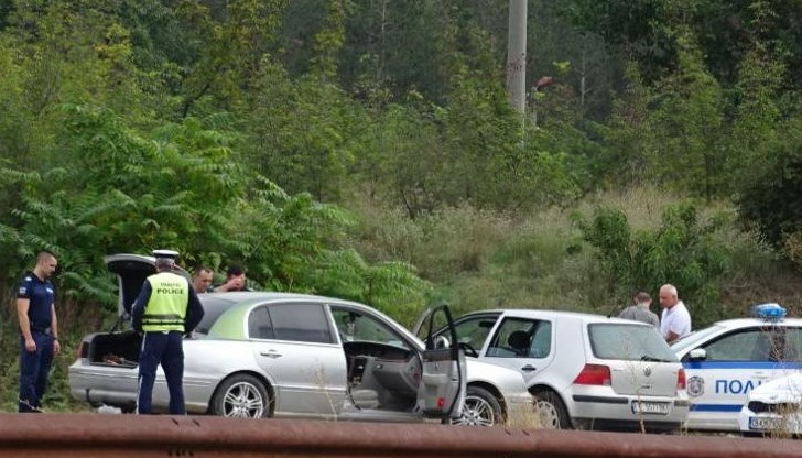 Претърсват автомобили Претърсват автомобили