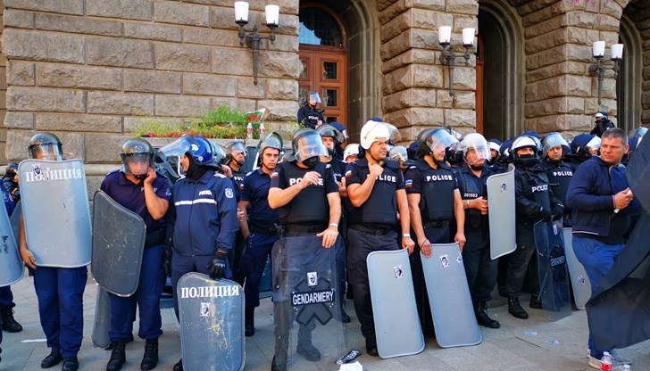 Без отговор е оставен и въпросът дали има установени нарушения за непозволено използване на помощни средства като бокс от страна на полицейски служители по време на протеста на 2 септември