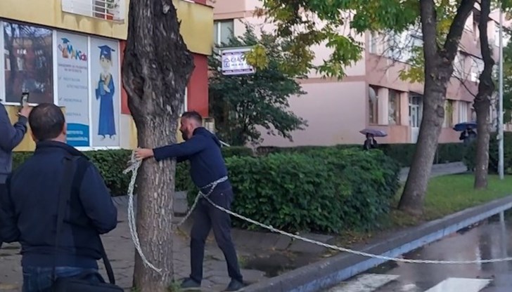 Предаваме се вързани като роби, в една робска държава Предаваме се вързани като роби, в една робска държава