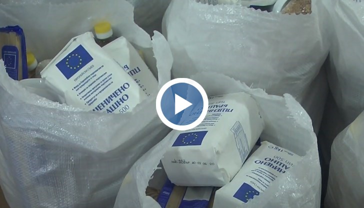 Общото тегло на един хранителен пакет е близо 23 килограма и съдържа 16 вида продукти