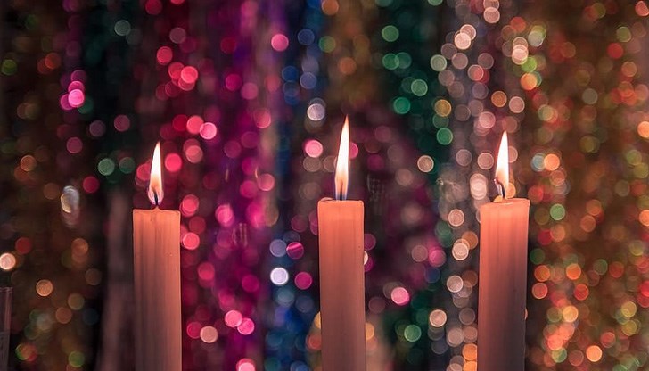 Денис означава "Прослава деня и светлината"