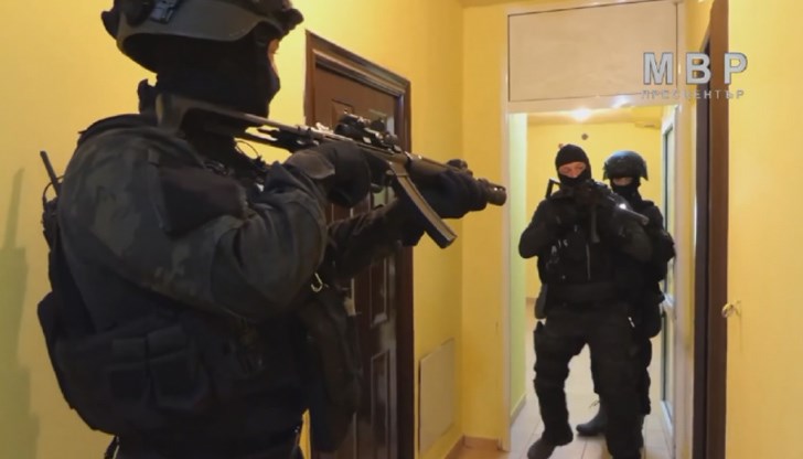 Сигурно им се струва много свежо да влетят при невинно семейство с бебе и да крещят и им изкарат акъла