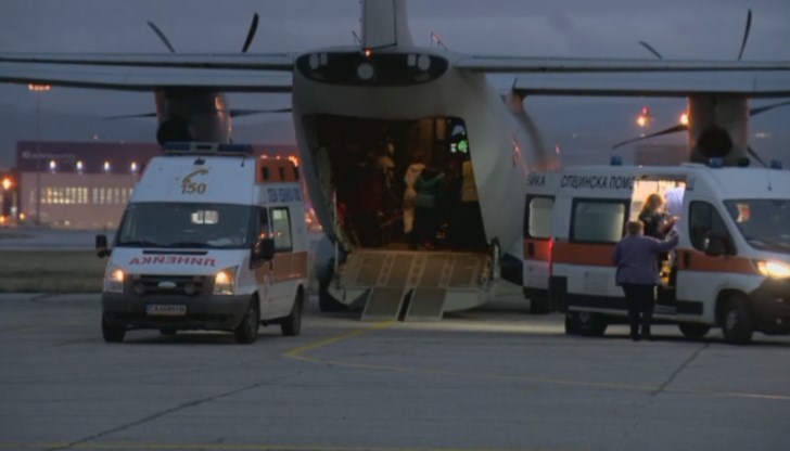 Около 20 минути обаче отне на екипите свалянето на двете жени от самолета поради изключително тежкото им състояние