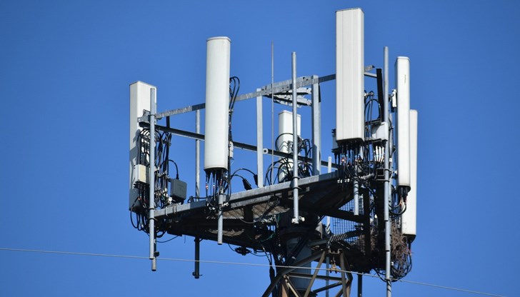 Паниката срещу 5G мрежата е неоснователна, тъй като нужните честоти за 5G са активни и сега, просто не се ползват от телекомите