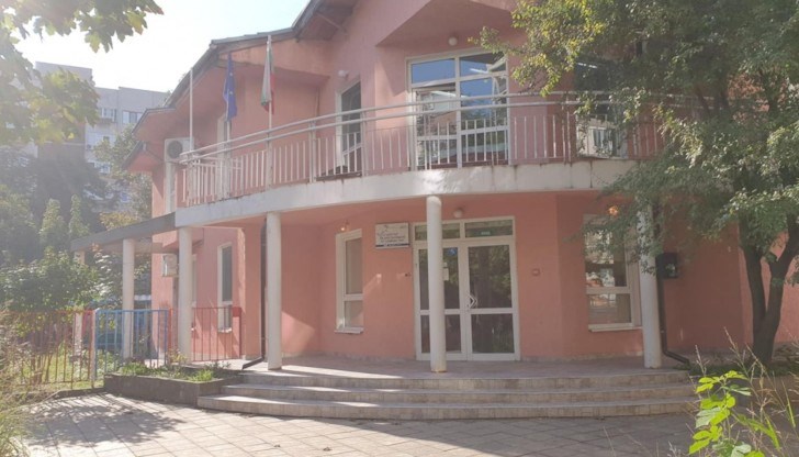 Допълнителна дезинфекция е извършена, предстои и пореден инструктаж на персонала, който трябва да прекара 14-дневната карантина в социалния дом