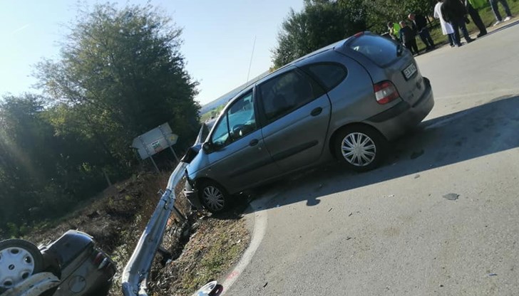 Според първоначалната информация едната от колите не е спряла на знак „Стоп“