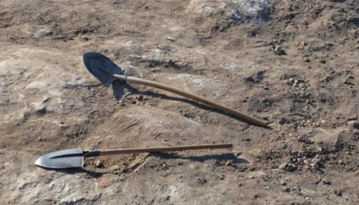 Полицията е иззела част от изкопаната пръст, която е предадена за анализ Полицията е иззела част от изкопаната пръст, която е предадена за анализ