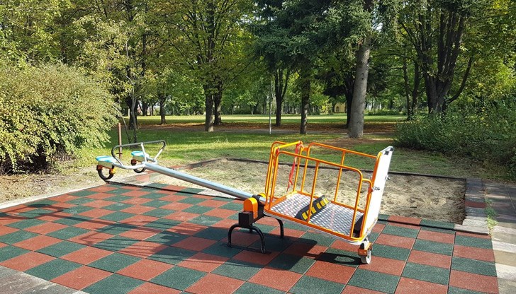 Площадката се намира в Парка на Младежта  до Английската гимназия. Всички съоръжения са дарени на Община Русе, като общата стойност надхвърля 8000 лв.