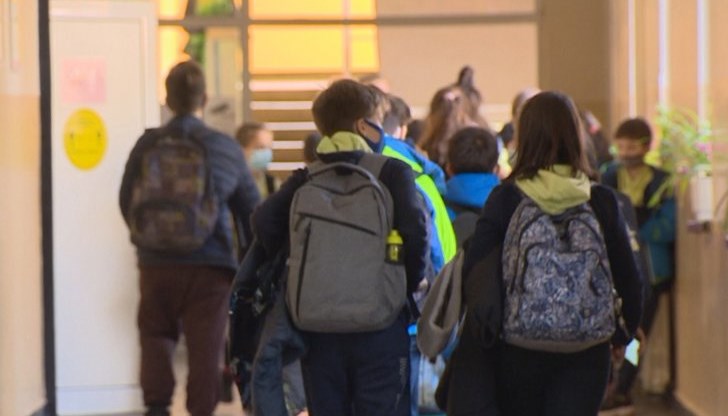 Училищни директори смятат, че с тази заповед просветното министерство прехвърля върху тях взимането на трудни решения, за които те не са подготвени