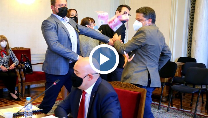 Мъж с маска изскочи зад гърба на Гешев и го замери с банкноти от 500 евро с лика на Борисов