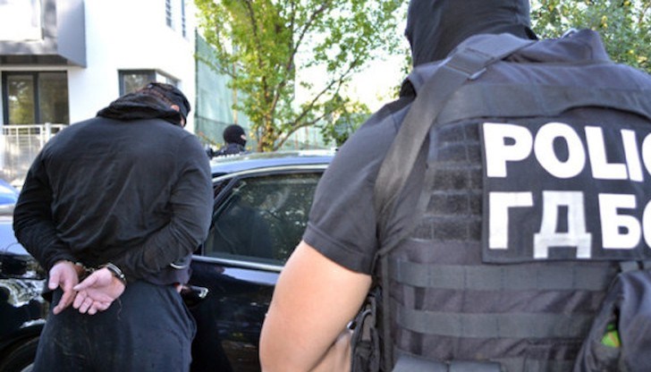 До момента са задържани 14 души за срок от 24 часа. Иззети са три автомобила, газов пистолет, злато, пари, документи и други доказателства До момента са задържани 14 души за срок от 24 часа. Иззети са три автомобила, газов пистолет, злато, пари, документи и други доказателства