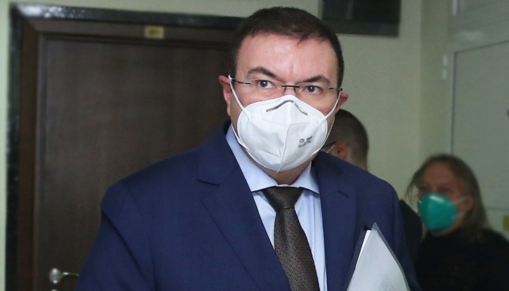 "Най-големият проблем, пред който сме изправени, е свързан с медиците на първа линия", каза здравният министър