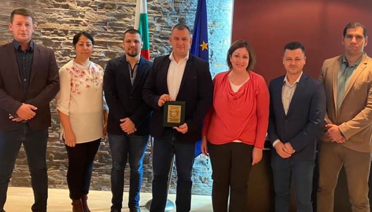 Свободна Европа разкри връзки между семейството на кмета и фирмата, която редовно получава големи суми от общинския бюджет Свободна Европа разкри връзки между семейството на кмета и фирмата, която редовно получава големи суми от общинския бюджет