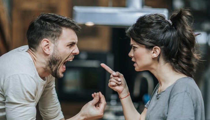 Мъжът бил препречил пътя на жената, за да й обясни подробно как да си пусне светлините на автомобила