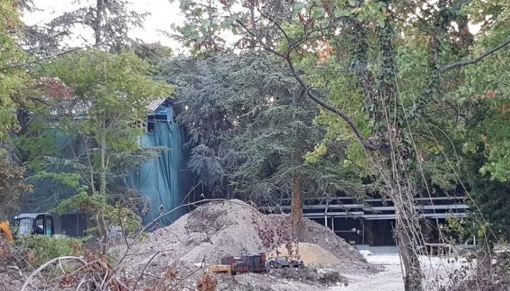 Строителството продължава вече най-малко два месеца, без реакция от страна на местната администрация Строителството продължава вече най-малко два месеца, без реакция от страна на местната администрация