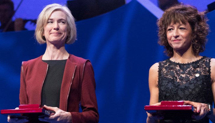 Шарпантие открива молекулата tracrRNA, използвана от някои бактерии за защита чрез разделяне на заразна ДНК. След това тя обединява усилия с Даудна за пресъздаване на тази дейност, подобна на отрязване с ножица