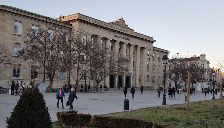 Наркотиците и товарен автомобил „Форд Транзит“, който е собственост на подсъдимия и му е послужил за извършване на престъплението, са отнети в полза на държавата Наркотиците и товарен автомобил „Форд Транзит“, който е собственост на подсъдимия и му е послужил за извършване на престъплението, са отнети в полза на държавата