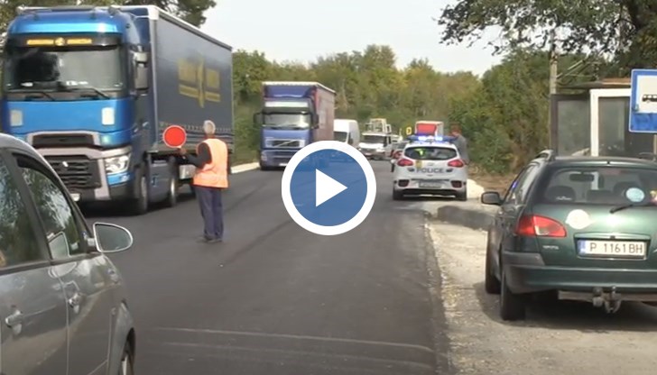 Точно на същото място, където вчера се удариха камион, платформа и три автомобила, днес по обед стана произшествие, този път между три леки коли