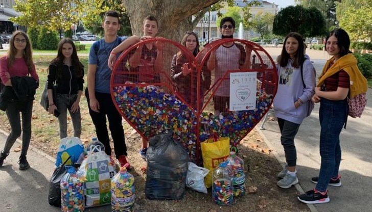 Учениците се снимаха за спомен край едно от металните сърца в центъра на Русе