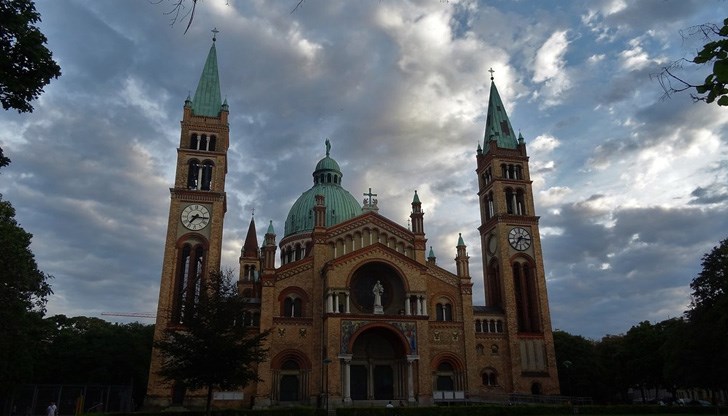 Нападателите скандирали „Аллах акбар“, като ритали пейките в храма и стените на изповедалнята Нападателите скандирали „Аллах акбар“, като ритали пейките в храма и стените на изповедалнята
