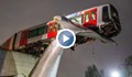 Влак на метрото в Ротердам увисна на 10 метра над водата