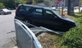 Кола се заби в оградата на варненски хипермаркет